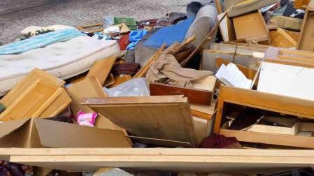Multa en Tafalla por dejar el sillón y el colchón en la calle