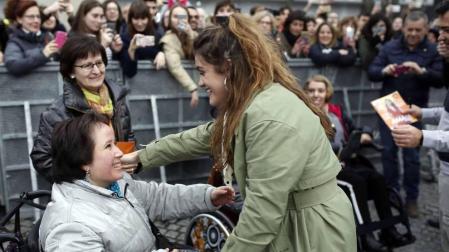 Cientos de admiradores de todas las edades se han acercado este viernes por la tarde hasta la plaza de Baluarte para conseguir un disco firmado por la ganadora de la última edición de 'Operación Triunfo'