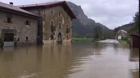 El río Arakil, desbordado a su paso por Errotz