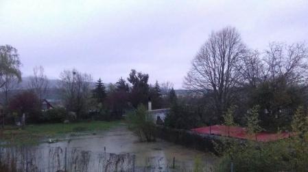 El río Arga se ha salido ya de su cauce en varias zonas afectando a márgenes inundables y algunas calles