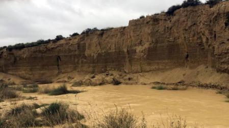La recta de Arguedas con agua del barranco de Las Limas, cortes en la NA-134 y agua en las Bardenas tras las lluvias del 12 de abril.