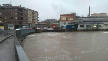 El río Arga se ha salido ya de su cauce en varias zonas afectando a márgenes inundables y algunas calles