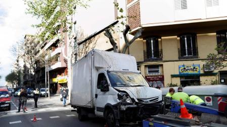 Siete personas heridas tras ser atropelladas por un camión sin frenos en Barcelona