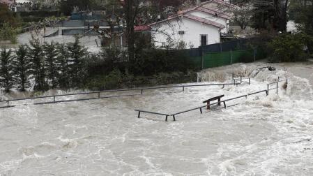 El río Arga se ha salido ya de su cauce en varias zonas afectando a márgenes inundables y algunas calles