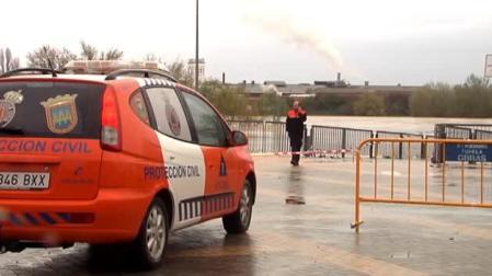 Tudela se atrinchera ante la crecida del Ebro