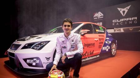 El piloto navarro Mikel Azcona presenta su nuevo coche