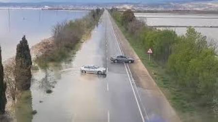 El Ebro inunda la N-113 en Castejón