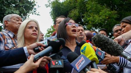 La oposición venezolana aumenta la presión contra las elecciones de mayo