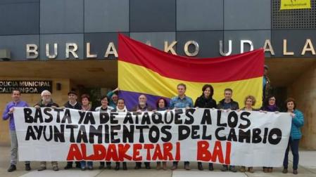 Concejales navarros afirman que la bandera republicana representa la "democracia"