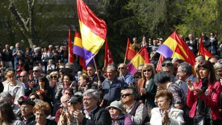 Imágenes del acto celebrado en la Vuelta del Castillo de Pamplona con motivo de la conmemoración de la instauración de la II República.