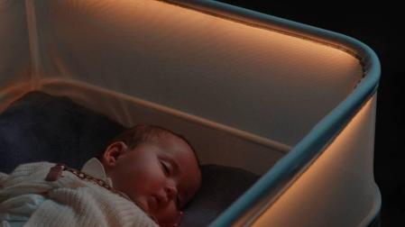 Fotos de la cuna inteligente de Ford que reproduce los movimientos y sonidos de un trayecto en coche.