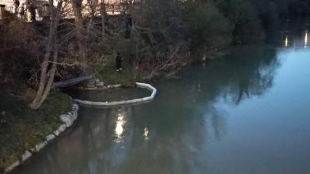 Hallan un derrame de hidrocarburos en el río Arga a la altura de la Rochapea