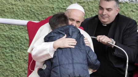 El Papa consuela a un niño que preguntó si su padre ateo estaba en el cielo