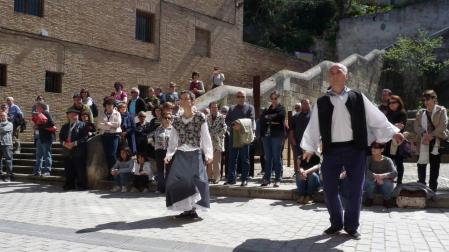 48 claveles rojos en homenaje a los fusilados en el 36 en Estella