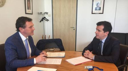 Karl Vanlouwe y Mikel Irujo, en la reunión que mantuvieron.