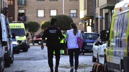 Un agente de la Policía Foral junto a una psicóloga, este martes, en la calle Tafalla de Olite.