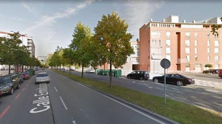 Rompe de un puñetazo el cristal de un vehículo y causa lesiones a su conductora