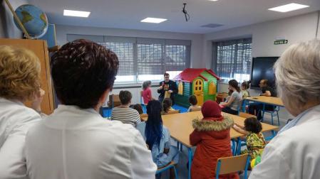 La magia se hace un hueco en la planta de hospitalización pediátrica del CHN