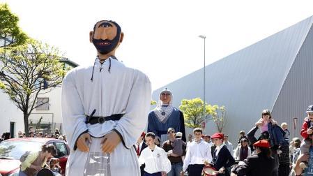 La chantrea ha celebrado las fiestas con calderetes y gigantes.