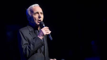 Aznavour se sobrepone a todo y triunfa en el Liceu a los 94 años