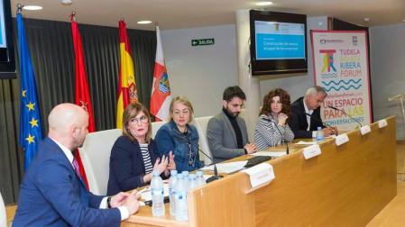 Alrededor de 200 personas asistieron a la primera edición del Tudela Ribera Forum, una iniciativa organizada por Diario de Navarra y Navarra Capital, con el patrocinio de Laboral Kutxa, Gobierno de Navarra y Ayuntamiento de Tudela, que tuvo como objetivo debatir e intercambiar opiniones para buscar el desarrollo de la comarca.