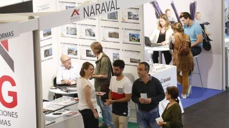 Miles de personas recorren el V Salón Inmobiliario en busca de ofertas