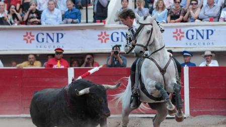 Pablo Hermoso de Mendoza se lleva dos orejas muy discutidas en México