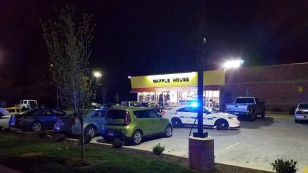 Un hombre desnudo mata a tiros a tres personas en un restaurante de Tennessee