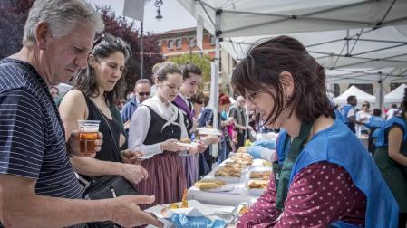 El escenario fue la plaza de San Francisco, donde el domingo se vendieron cerca de 5.000 pintxos -a un euro la unidad-, donados por 44 bares de Pamplona y Tafalla, y una veintena de empresas del sector alimentario. La recaudación por las ventas del evento de servirá para dar de comer a los refugiados que se concentran en Grecia, muchos de ellos sirios que huyen de la guerra que asola su país.