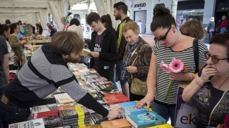 Numeroso puestos de librerías ofrecieron descuentos a los navarros en la Avenida Carlos III