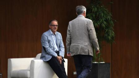 Adolfo Araiz (EH Bildu) mira pasar a Koldo Martínez (Geroa Bai) en el atrio del Parlamento foral.