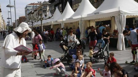 Quince librerías salieron a la calle en Pamplona para vender libros y regalar flores
