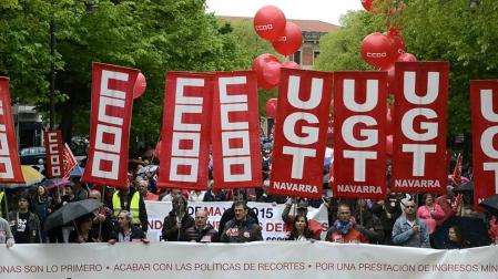 Miles de personas, convocadas por UGT y CCOO de Navarra, se han manifestado en Pamplona este viernes, Día Internacional del Trabajo, para reivindicar un cambio "radical" de las políticas económicas actual.
