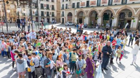 Alumnos y docentes se manifiestan por el derecho mundial a la educación