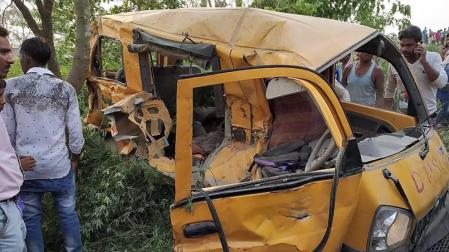Al menos 13 niños muertos al chocar un autobús escolar y un tren en la India