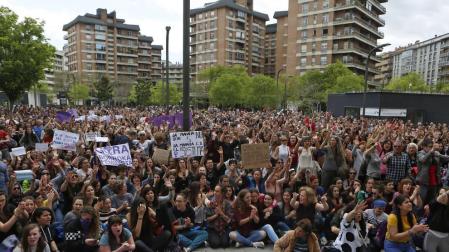 Las horas no aplacan el clamor social contra la sentencia de 'La Manada'