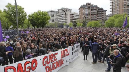 Una marea de indignación contra la sentencia de 'La Manada' recorre Pamplona