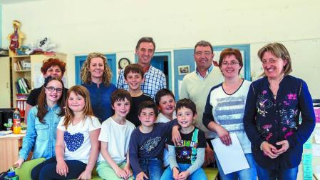 Sada y los 7 niños de su escuela
