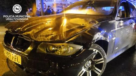 Aparatoso accidente sin heridos en la glorieta de la calle Tajonar