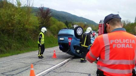 Un herido leve tras volcar su vehículo en Larrasoaña
