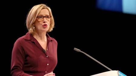 Dimite la ministra del Interior británica por plantear cuotas de deportación de extranjeros