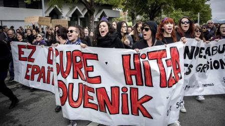 La manifestación ha comenzado a las 12.30 horas en el Palacio de Justicia y la marcha se dirige a la Plaza del Castillo