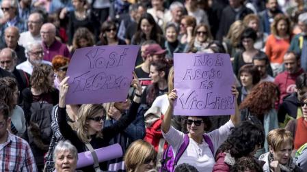 La manifestación ha comenzado a las 12.30 horas en el Palacio de Justicia y la marcha se dirige a la Plaza del Castillo