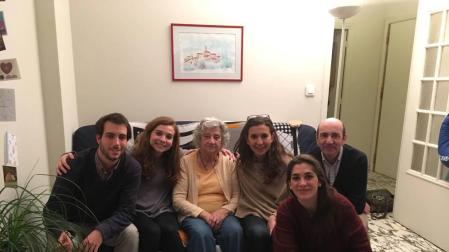 La aventura periodística de 4 alumnos para entrevistar a una superviviente del Holocausto