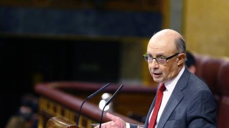 Cristobal Montoro avala la equiparación salarial de policías y guardias civiles