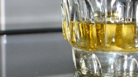 Los hombres gastan más en alcohol, las mujeres en tabaco
