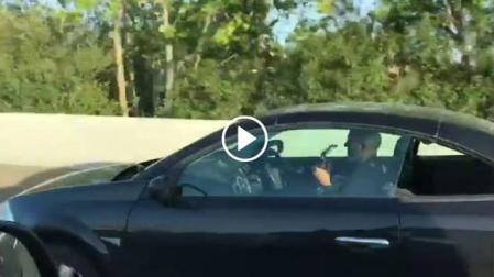 Graban a un conductor tocando la guitarra al volante en Mallorca