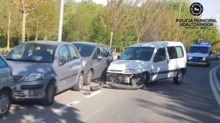 Un conductor choca contra tres vehículos estacionados en la Rochapea
