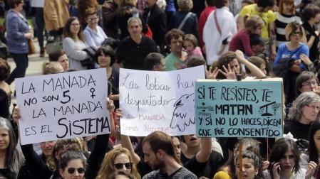 La manifestación ha comenzado a las 12.30 horas en el Palacio de Justicia y la marcha se dirige a la Plaza del Castillo