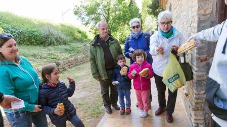 El intenso viento no impidió que cientos de tudelanos degustaran las tradicionales 'culecas'